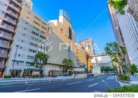 日本の横浜都市景観 横浜駅や横浜駅西口地下駐車場、情報科学専門学校などを望む(南10番出口側から) 日本の横浜都市景観 横浜駅や横浜駅西口地下駐車場、情報科学専門学校などを望む(南10番出口側から) 104337816
