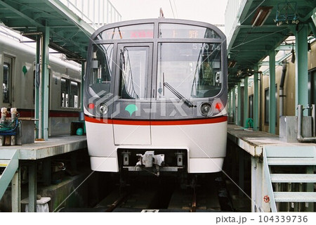 車両基地に停車する都営浅草線の5300形(エアポート特急 上野表示) 車両基地に停車する都営浅草線の5300形(エアポート特急 上野表示) 104339736