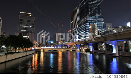 【動画あり】夜の堂島川・阪神高速1号環状線（大阪府大阪市北区） 104339848