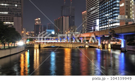 【動画あり】夜の堂島川・阪神高速1号環状線（大阪府大阪市北区） 104339949