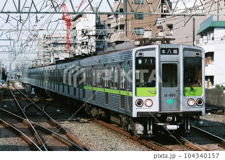 留置線をゆく都営新宿線の10-000形 104340157