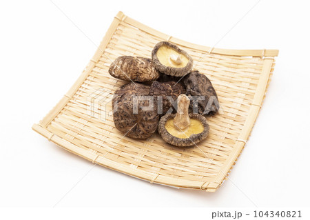 干し椎茸　白バック 104340821