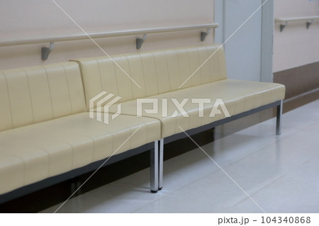 病院待合スペースの椅子 104340868