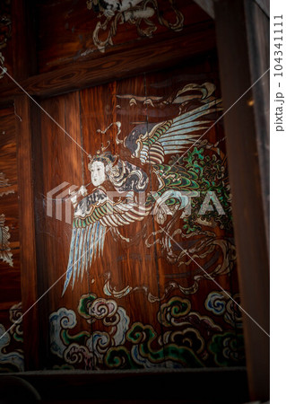 方広寺、「国家安康」の鐘楼に描かれた天女の天井画 104341111