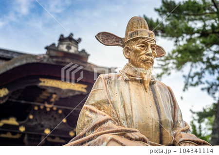 豊國神社の初夏、国宝唐門前に座す豊臣秀吉公之像 104341114