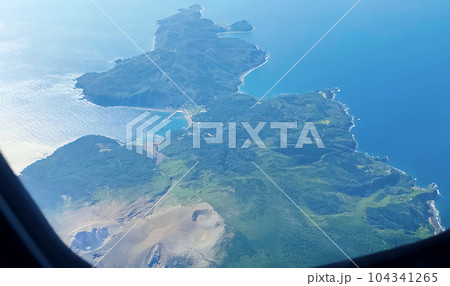 飛行機の窓から見た口永良部島 104341265