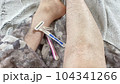 青色とピンク色の使い捨てカミソリとムダ毛の生えた女性のクローズアップ 104341266
