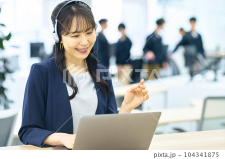 オフィスで働く笑顔の若い女性オペレーター オフィスで働く笑顔の若い女性オペレーター 104341875