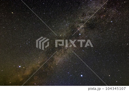 秋の星空 西に傾く夏の大三角と天の川 秋の星空 西に傾く夏の大三角と天の川 104345107