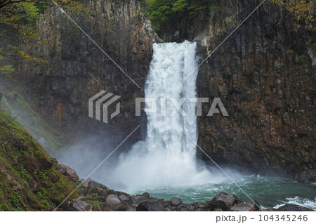新潟県（長野県）/ 新緑の苗名滝 104345246