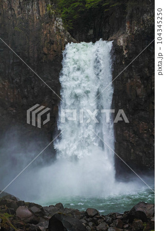 新潟県（長野県）/ 新緑の苗名滝 104345250