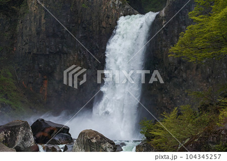 新潟県（長野県）/ 新緑の苗名滝 104345257