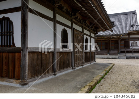 小美玉市玉里にある円妙寺の常行堂から本堂【寺イメージ】 104345682