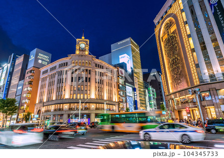 日本の東京都市景観 夏至・マスク解放も進み賑わう銀座。日没が19時＝6月21日 104345733