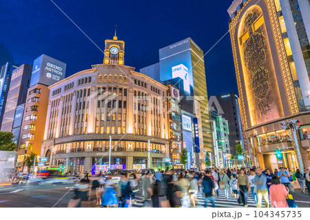 日本の東京都市景観 夏至・マスク解放も進み賑わう銀座。日没が過ぎても、街には多くの人出=6月21日 日本の東京都市景観 夏至・マスク解放も進み賑わう銀座。日没が過ぎても、街には多くの人出=6月21日 104345735