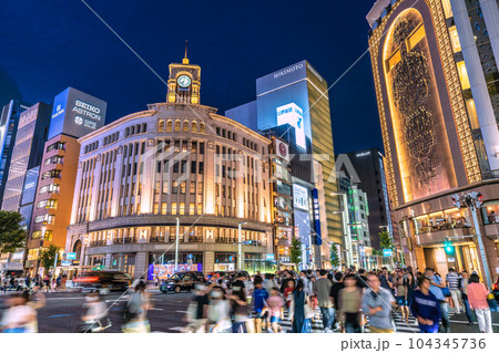 日本の東京都市景観 夏至・マスク解放も進み賑わう銀座。日没が過ぎても、街には多くの人出=6月21日 日本の東京都市景観 夏至・マスク解放も進み賑わう銀座。日没が過ぎても、街には多くの人出=6月21日 104345736