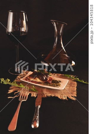 comida en negro 104345818