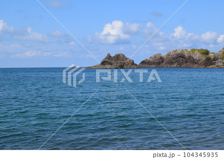 日本海の穏やかな浜辺の風景 104345935