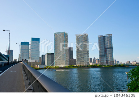 晴海大橋と高層マンションの風景 晴海大橋と高層マンションの風景 104346309
