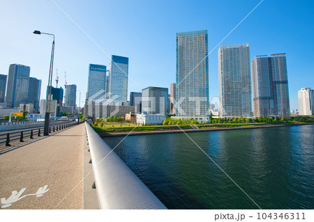 晴海大橋と高層マンションの風景 晴海大橋と高層マンションの風景 104346311
