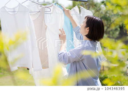 洗濯をする女性のポートレート 104346395