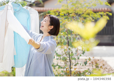 洗濯をする女性のポートレート 104346398