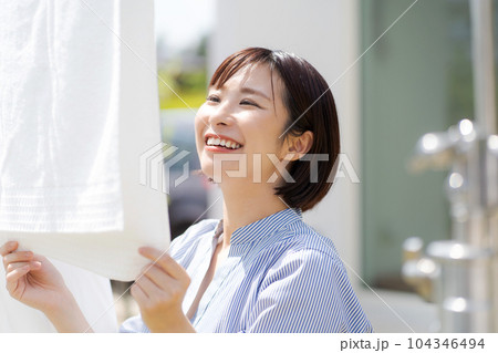 洗濯をする女性のポートレート 洗濯をする女性のポートレート 104346494