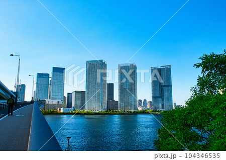 晴海大橋から観たらぽーと豊洲 高層マンションの風景 104346535