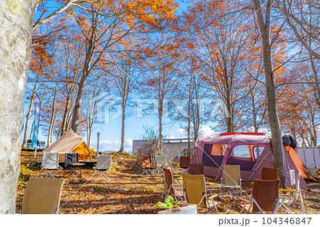 【キャンプ素材】秋のキャンプ風景【長野県】 104346847