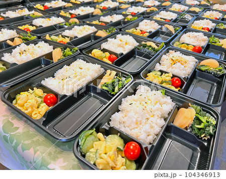 こども食堂・地域食堂で提供するお弁当 こども食堂・地域食堂で提供するお弁当 104346913