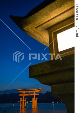 広島 日没直後の空に映える厳島神社の大鳥居と輝く灯籠 広島 日没直後の空に映える厳島神社の大鳥居と輝く灯籠 104346931