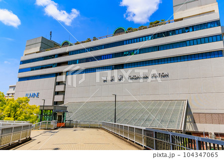 神奈川県　横浜市　横浜駅東口の都市風景　JR横浜駅 104347065