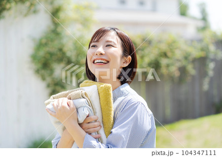 洗濯物をもつ女性の写真 104347111