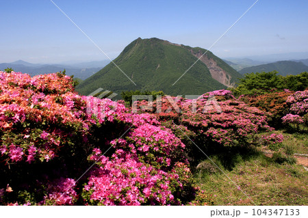 別府市の人気観光スポット「鶴見岳」　由布岳、くじゅう連山を望む頂上付近の展望 104347133