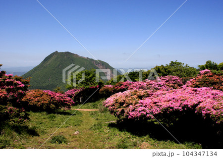別府市の人気観光スポット「鶴見岳」　由布岳、くじゅう連山を望む頂上付近の展望 104347134