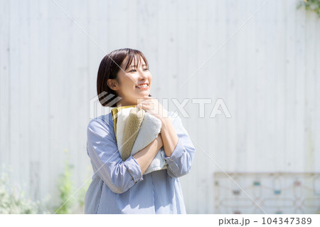 洗濯をする女性の写真 洗濯をする女性の写真 104347389