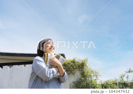 洗濯をする女性の写真 洗濯をする女性の写真 104347432