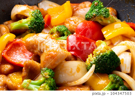 酢鶏をフライパンで作る調理シーン。 104347503