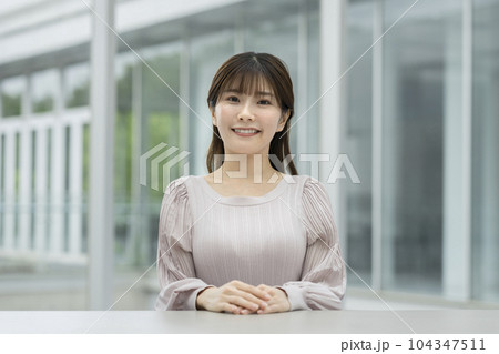 カメラ目線で笑顔の若い女性 104347511