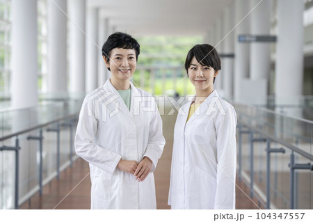 白衣を着た2人の女性 カメラ目線 ポートレート 白衣を着た2人の女性 カメラ目線 ポートレート 104347557