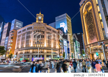 日本の東京都市景観 夏至・マスク解放も進み賑わう銀座。日没が過ぎても、街には多くの人出=6月21日 日本の東京都市景観 夏至・マスク解放も進み賑わう銀座。日没が過ぎても、街には多くの人出=6月21日 104347651