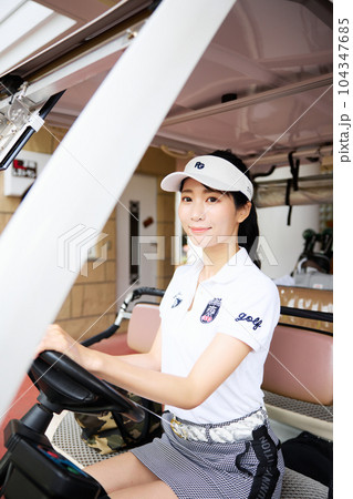 ゴルフをする女性 ゴルフをする女性 104347685