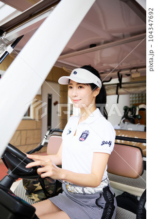 ゴルフをする女性 104347692