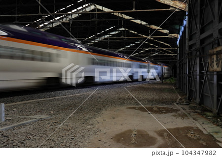 奥羽本線 峠駅を高速通過する山形新幹線（山形県米沢市） 104347982