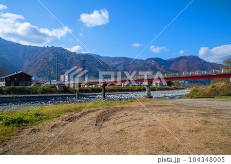 魚野川 神弁橋 山並 秋景色 新潟県湯沢町   魚野川 神弁橋 山並 秋景色 新潟県湯沢町   104348005