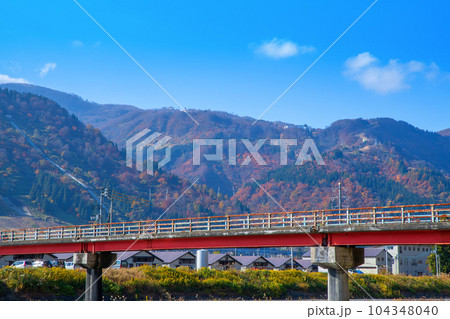 魚野川　神弁橋　山並　秋景色　新潟県湯沢町　　 104348040