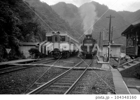 昭和の記録 鉄道の歴史 1971年 伯備線 布原信号所 蒸気機関車 気動車 交換風景 104348160