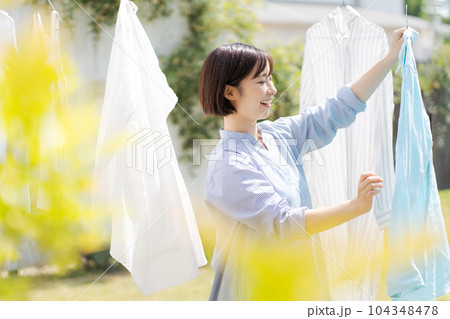 洗濯をする女性のポートレート 104348478
