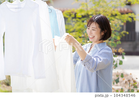 洗濯をする女性のポートレート 104348546