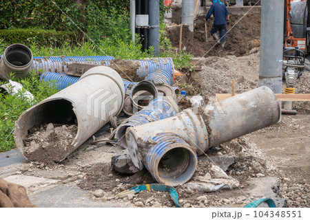 土木工事で撤去した古い配管 104348551